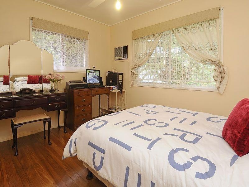 8 Dinterra Avenue, Ferny Hills QLD 4055