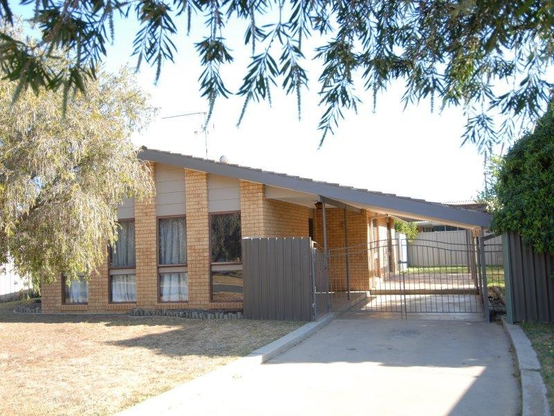 4 JOHNSTON CRESCENT, Deniliquin NSW 2710