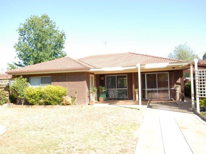 127 Hughes Street, Deniliquin NSW 2710