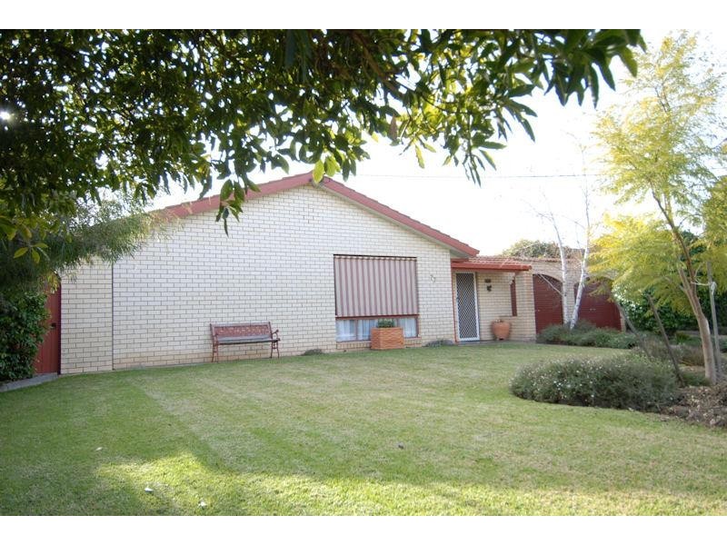 77 Macauley Street, Deniliquin NSW 2710