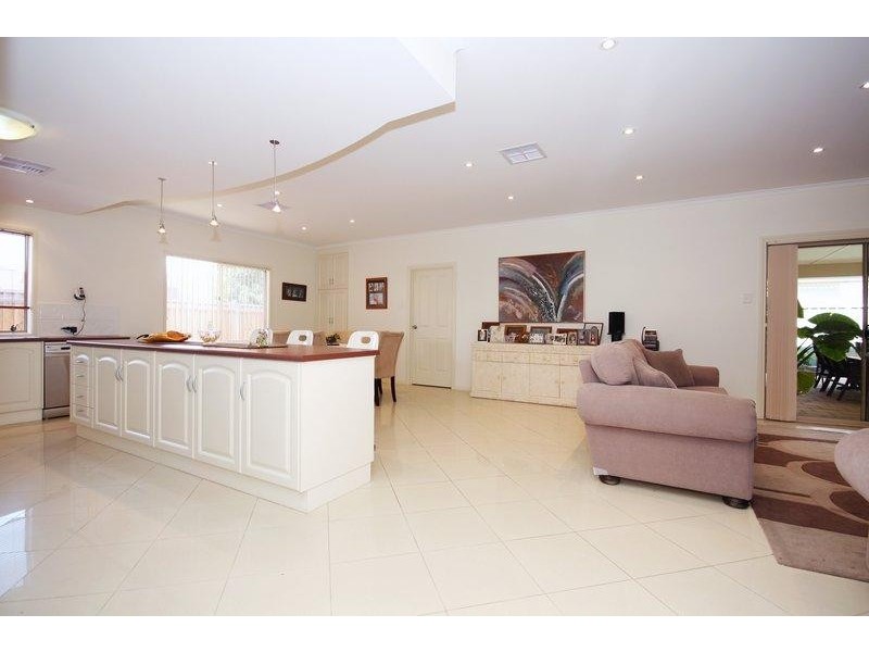 10 Shoalhaven Circuit, Mawson Lakes SA 5095