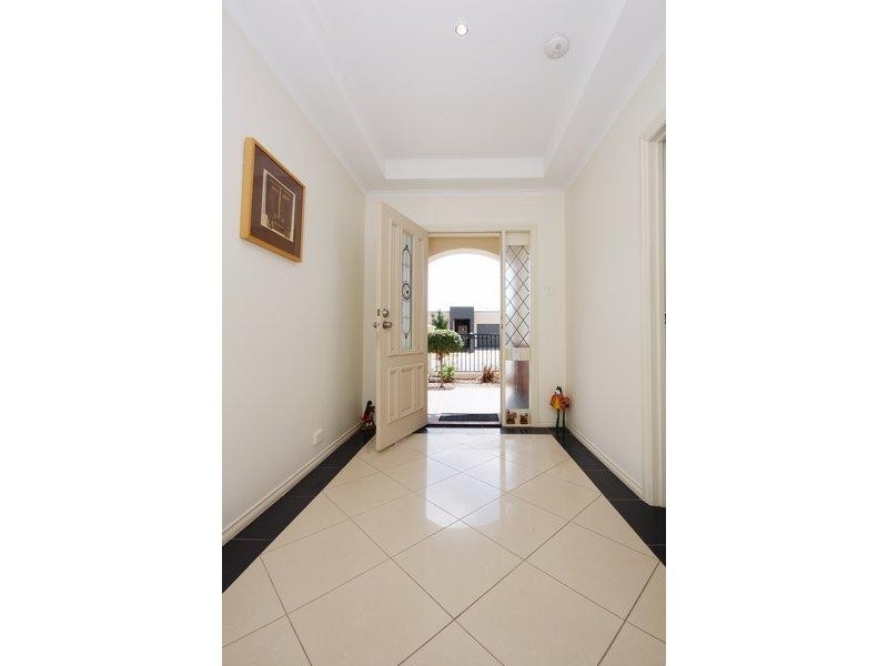 10 Shoalhaven Circuit, Mawson Lakes SA 5095