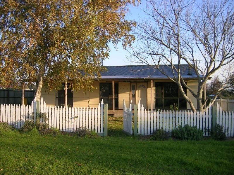 2 Lewis Street, Darnum VIC 3822