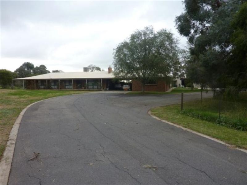 32 Oxley Greta West Rd, Oxley VIC 3678