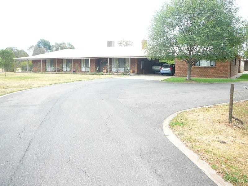 32 Oxley Greta West Rd, Oxley VIC 3678