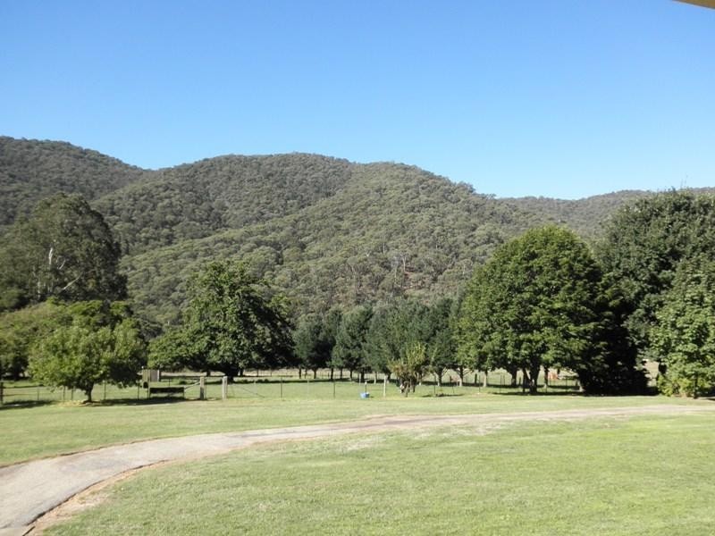 118 Growlers Creek Road, Wandiligong VIC 3744