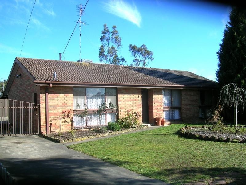 14 SEMILLON GROVE, Mount Clear VIC 3350