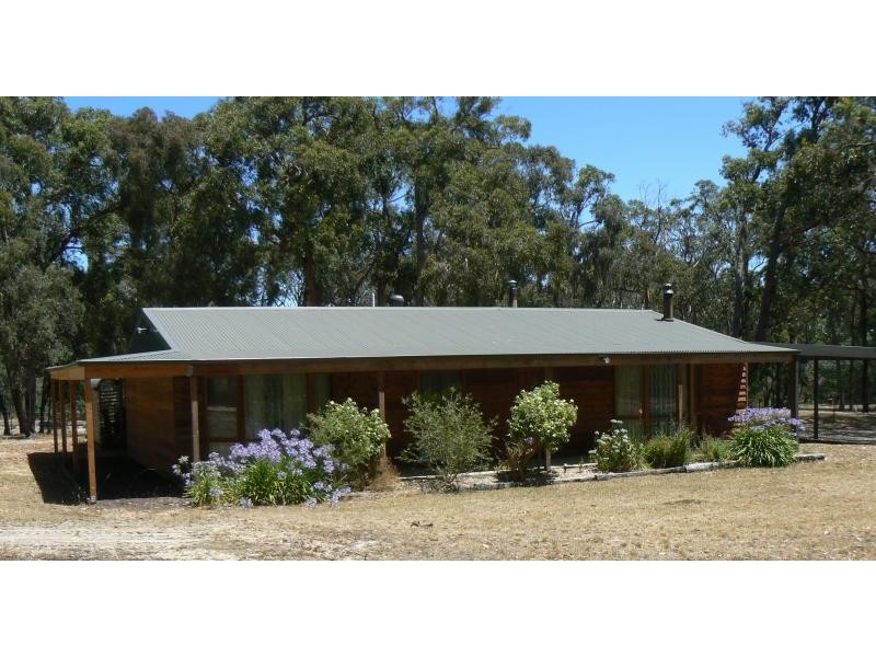 10 Andrew Drive, Haddon VIC 3351