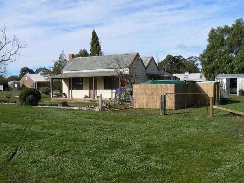 13 Pyrenees Highway, Avoca VIC 3467