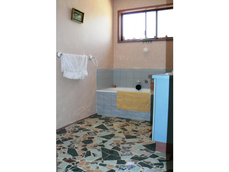 2 Mountain View Street, Avoca VIC 3467