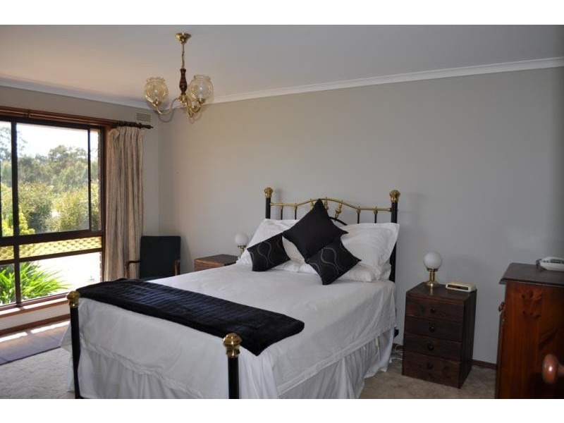 7011 Pyrenees Highway, Avoca VIC 3467