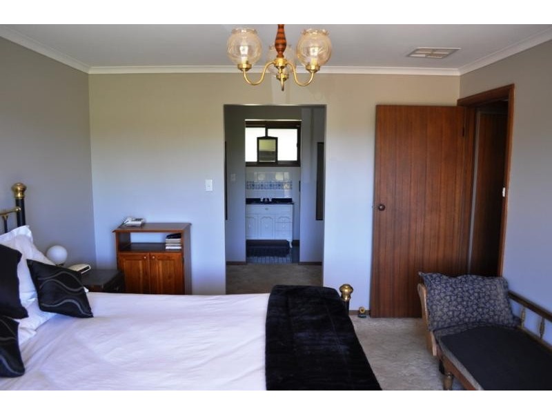 7011 Pyrenees Highway, Avoca VIC 3467