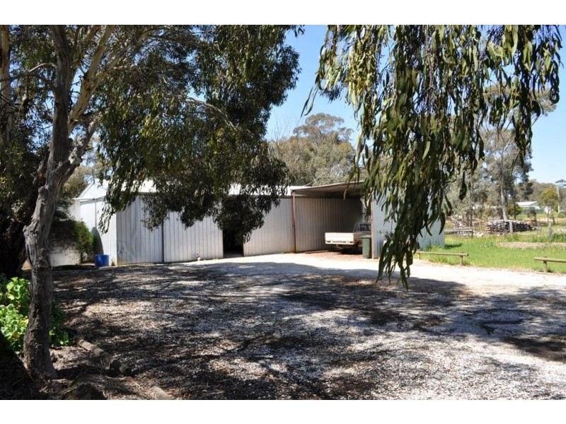 7011 Pyrenees Highway, Avoca VIC 3467