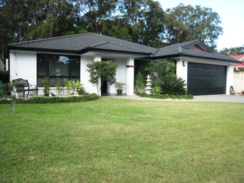 2 Yulgilbar Pl, South West Rocks NSW 2431