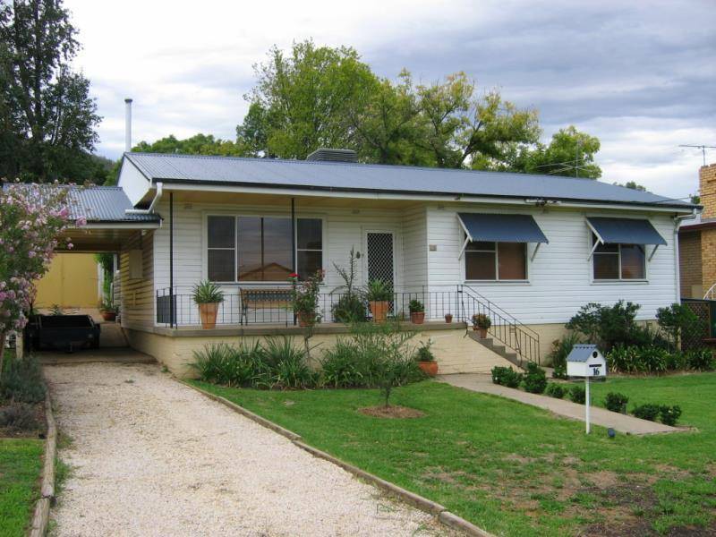 16 SAPPHIRE CRESCENT, Tamworth NSW 2340