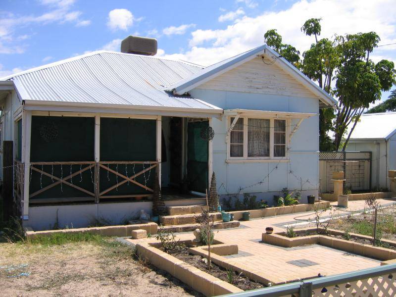 21 WOOLGAR AVENUE, Merredin WA 6415