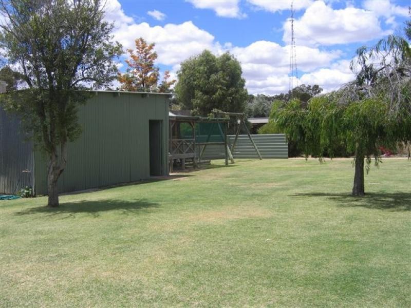 9 Hammond St, Kellerberrin WA 6410