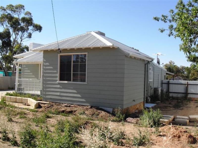 12 Muscat Street, Merredin WA 6415