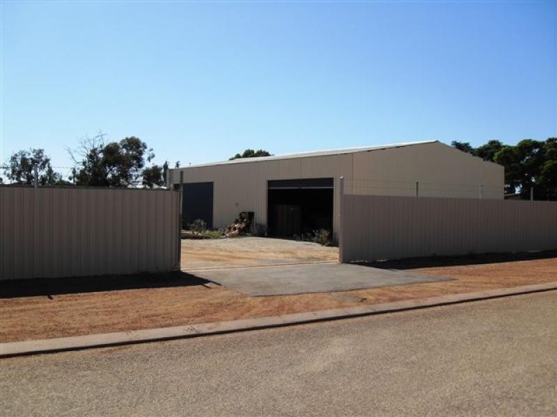 37 Bates Street, Merredin WA 6415