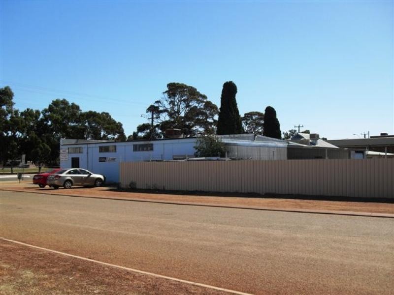 37 Bates Street, Merredin WA 6415