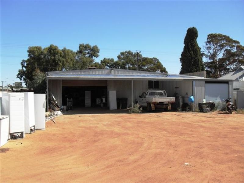 37 Bates Street, Merredin WA 6415