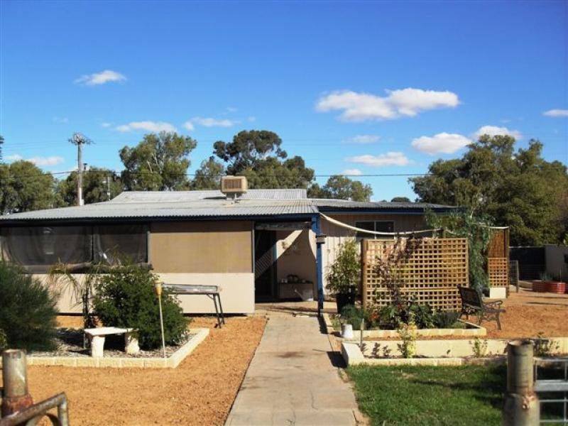 40 Gamenya Avenue, Merredin WA 6415