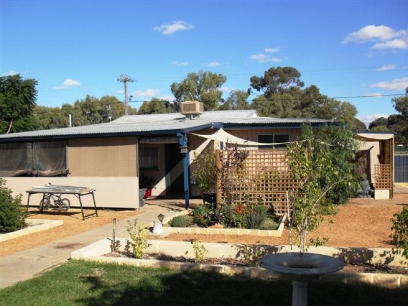 40 Gamenya Avenue, Merredin WA 6415