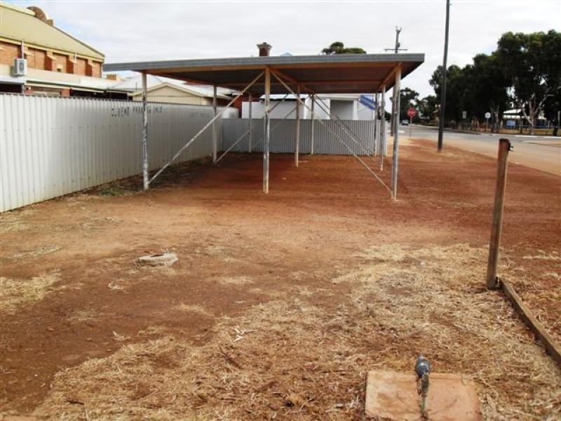 35 Bates Street, Merredin WA 6415