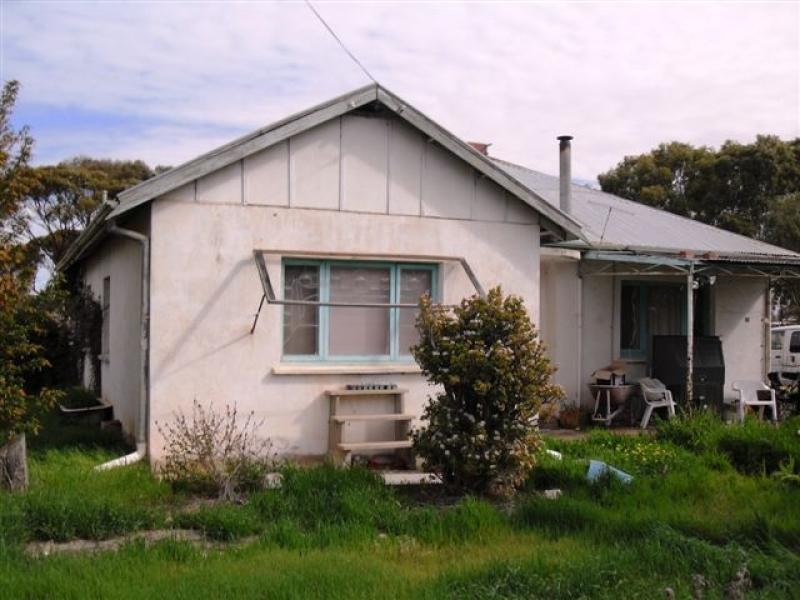 34 Railway Avenue, Merredin WA 6415