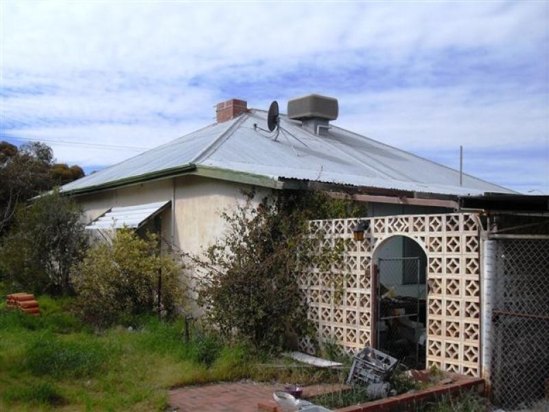 34 Railway Avenue, Merredin WA 6415