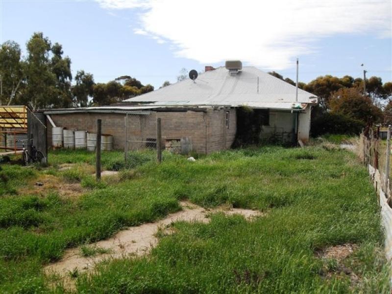 34 Railway Avenue, Merredin WA 6415
