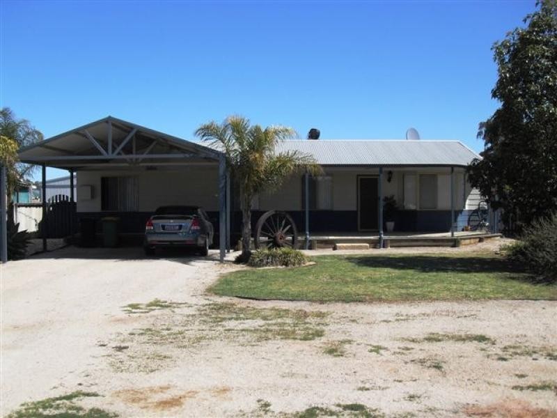 8 Haines Street, Merredin WA 6415