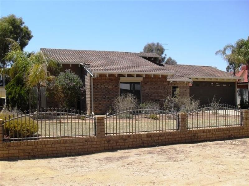 85 Bates Street, Merredin WA 6415