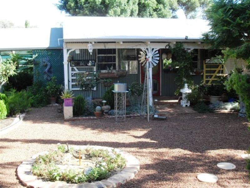 25 Cunningham Street, Merredin WA 6415