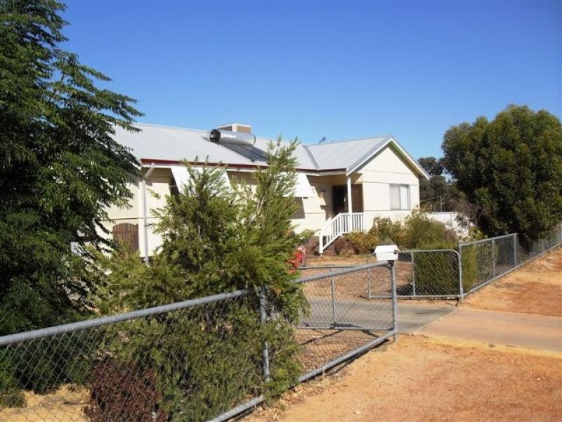 1 Caw Street, Merredin WA 6415