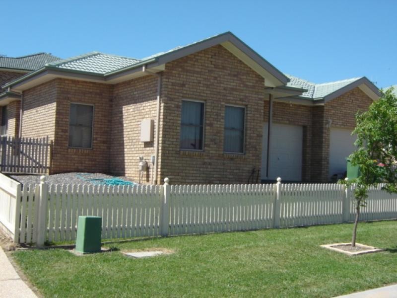 11 STONEHAVEN CIRCUIT, Queanbeyan NSW 2620