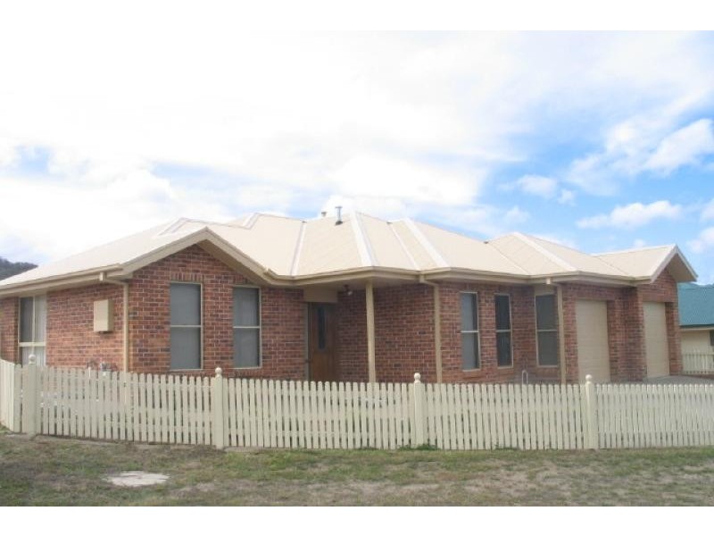 19 STONEHAVEN CIRCUIT, Queanbeyan NSW 2620