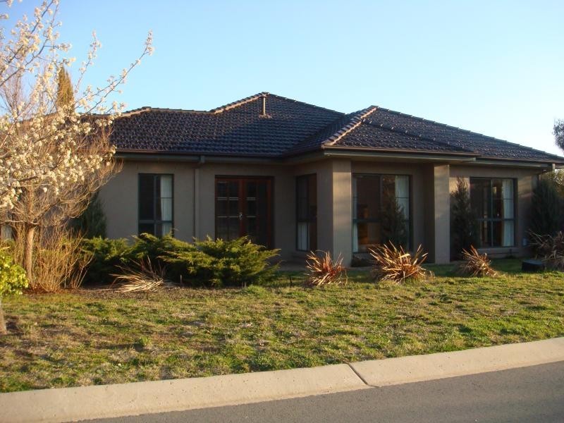 24 Firethorn Place, Jerrabomberra NSW 2619