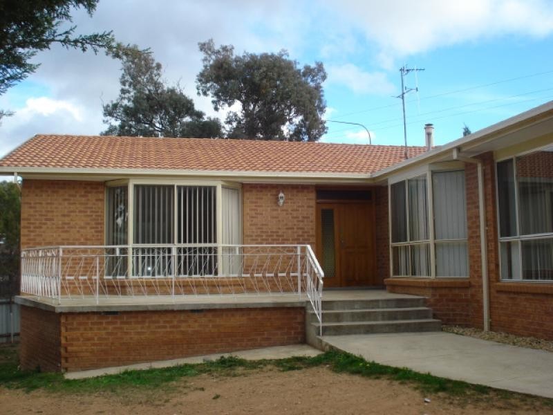 12 Russell Place, Queanbeyan NSW 2620