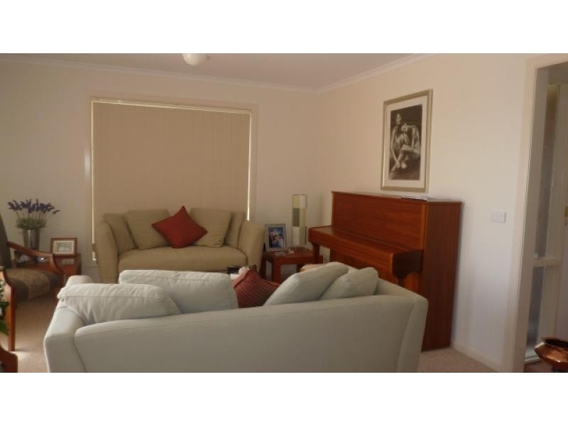 2 English Grove, Jerrabomberra NSW 2619