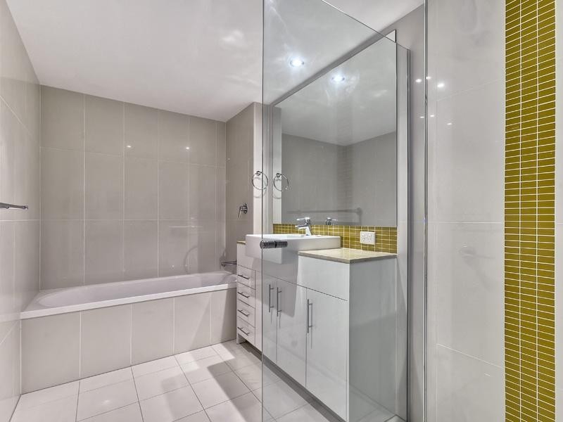 Unit 805/89 Landsborough Avenue, Scarborough QLD 4020