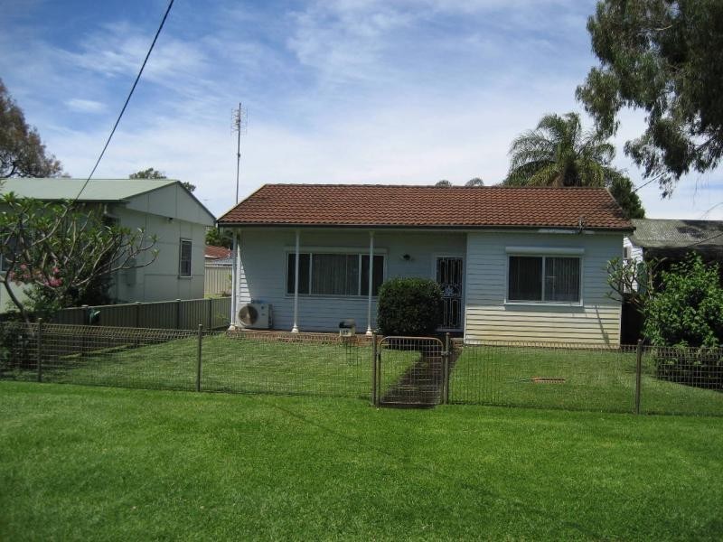 35 Boronia Ave, Woy Woy NSW 2256