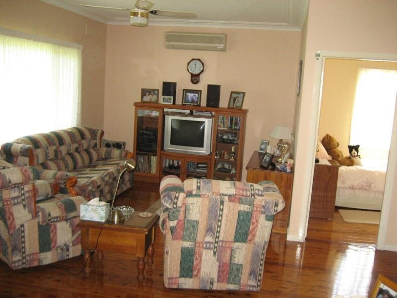 35 Boronia Ave, Woy Woy NSW 2256