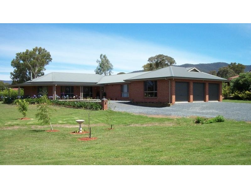 56 CURRAWONG ROAD, Tumut NSW 2720