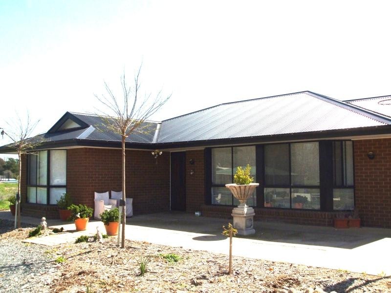 6 Gilmore Street, Adelong NSW 2729