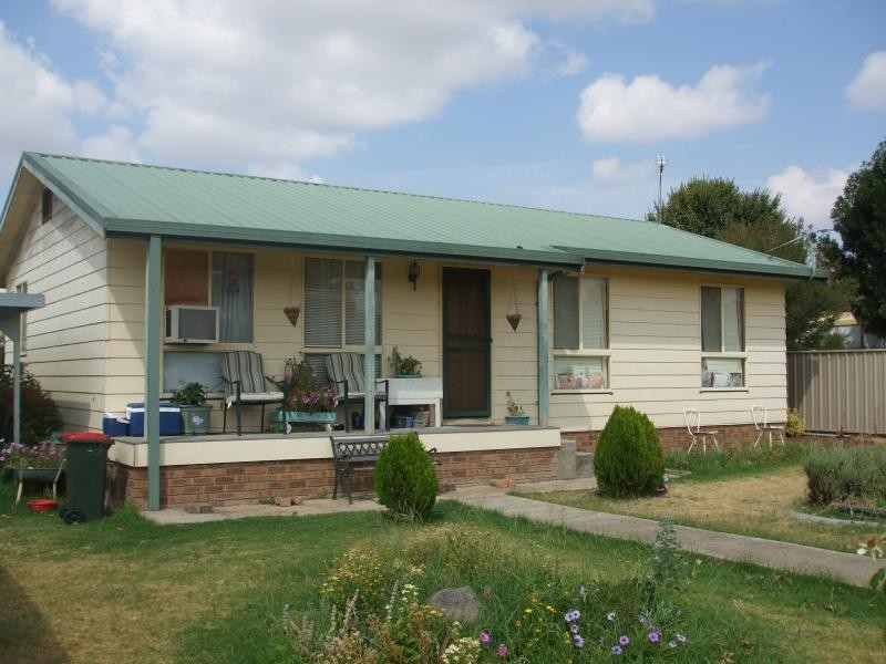 17 Gundagai Street, Adelong NSW 2729