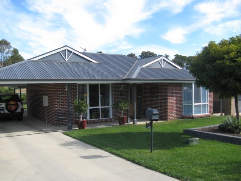 10 Fairway Drive, Tumut NSW 2720