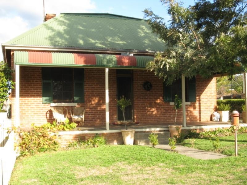 14 Clarke Street, Tumut NSW 2720