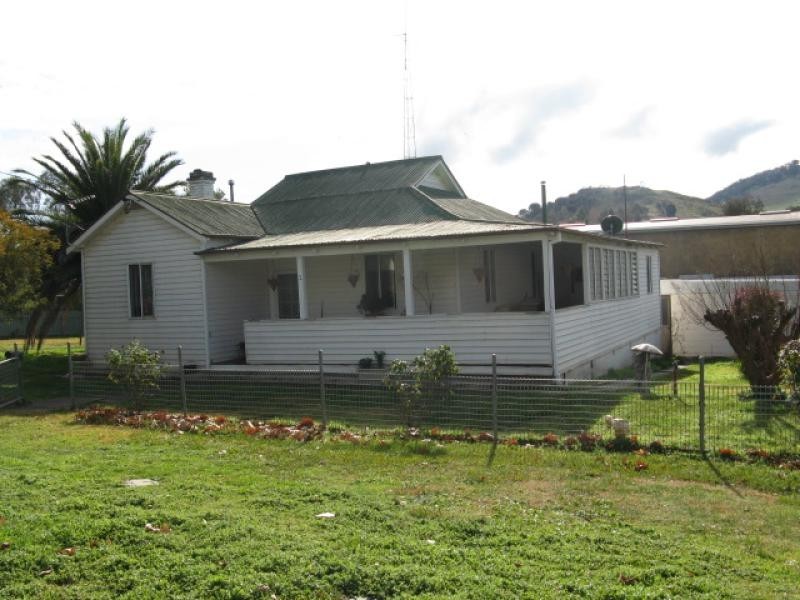 2 Tumut Street, Adelong NSW 2729
