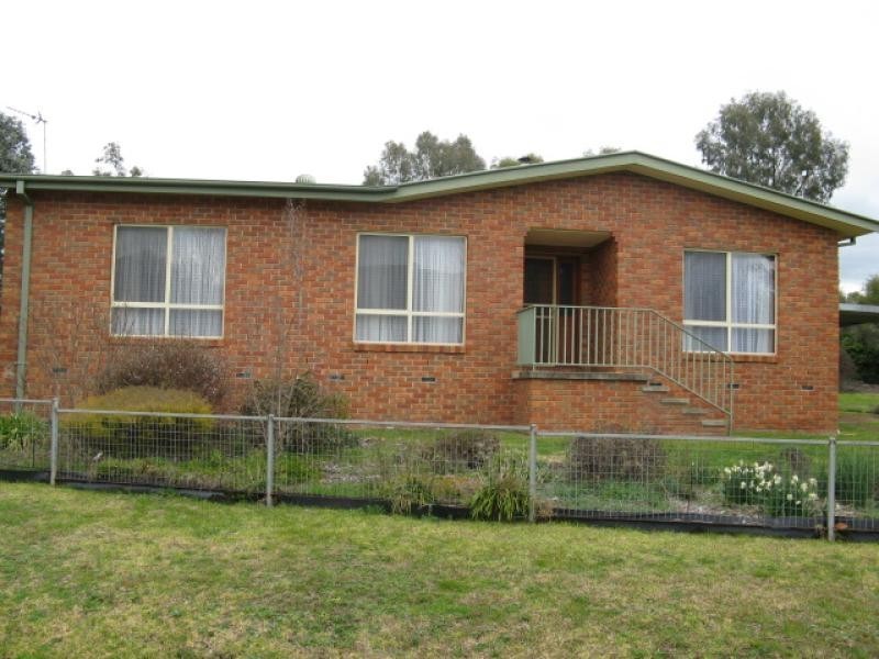 4 Travers Street4 Travers Street, Adelong NSW 2729